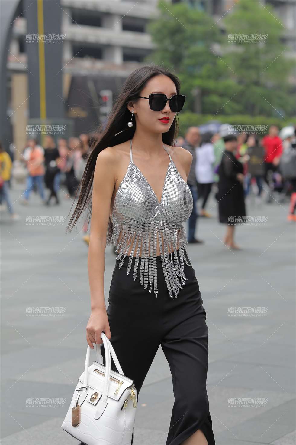 图片[4]-摩登时尚的美背小姐姐-街拍流行馆