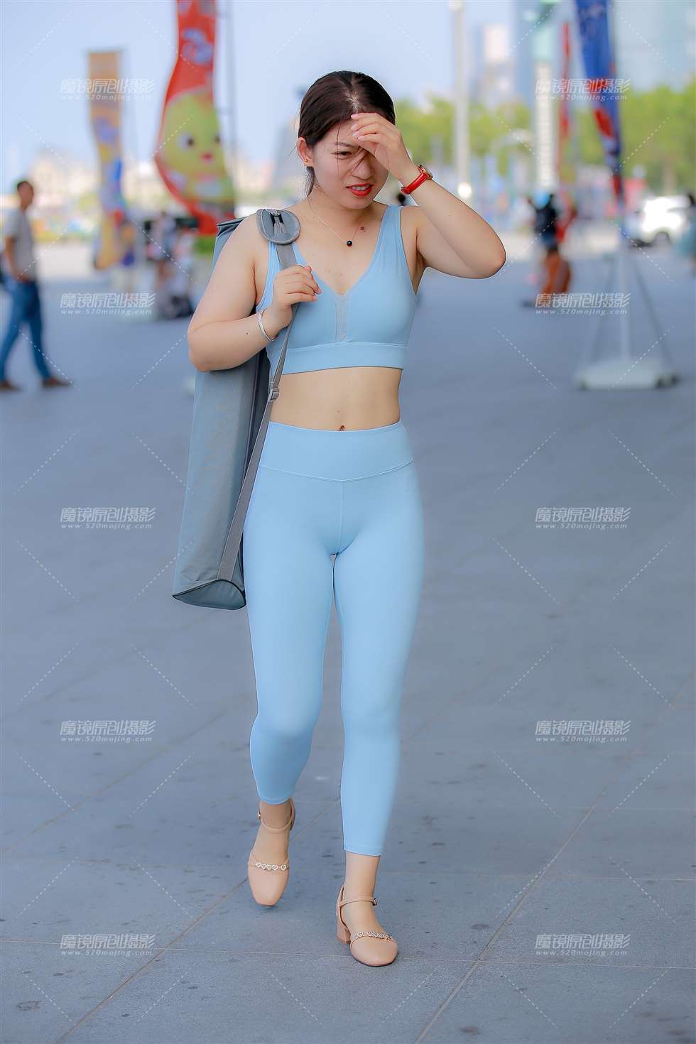 图片[3]-蓝色瑜伽服-街拍流行馆