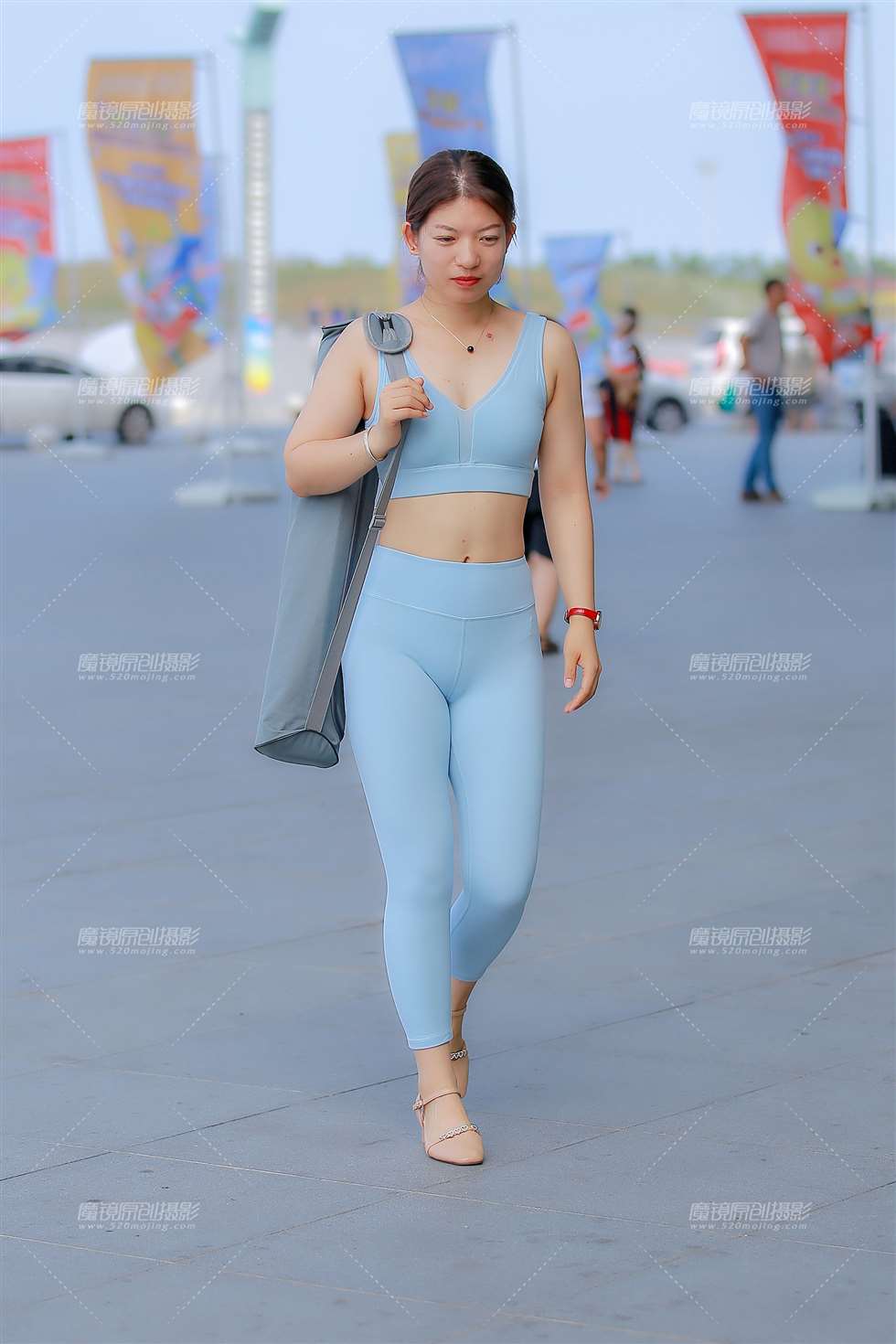 图片[5]-蓝色瑜伽服-街拍流行馆