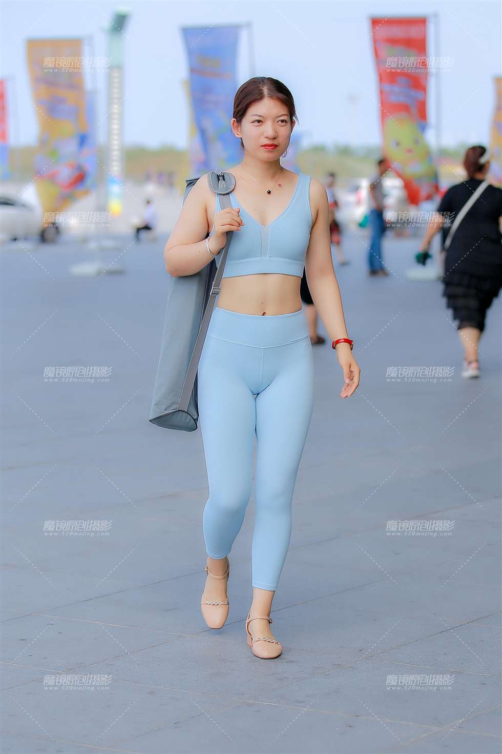 图片[1]-蓝色瑜伽服-街拍流行馆