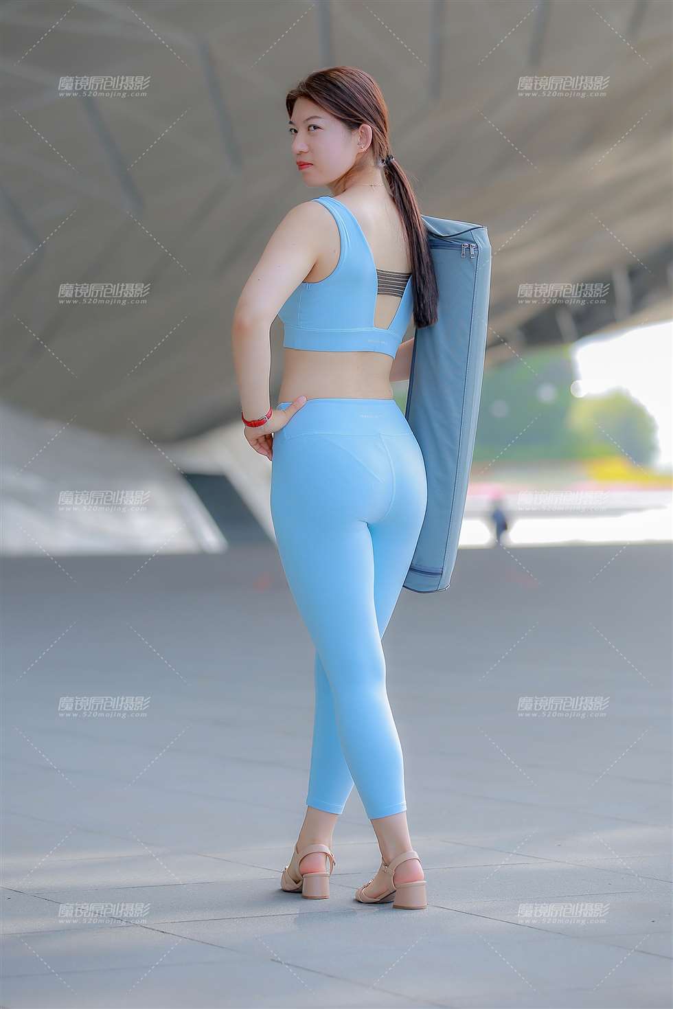 图片[2]-蓝色瑜伽服-街拍流行馆
