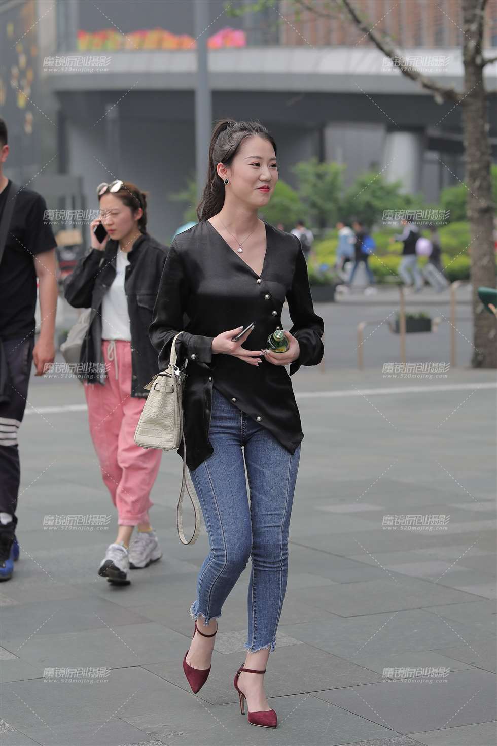 图片[1]-气质温柔的漂亮美眉 妥妥的女神级美女!-街拍流行馆