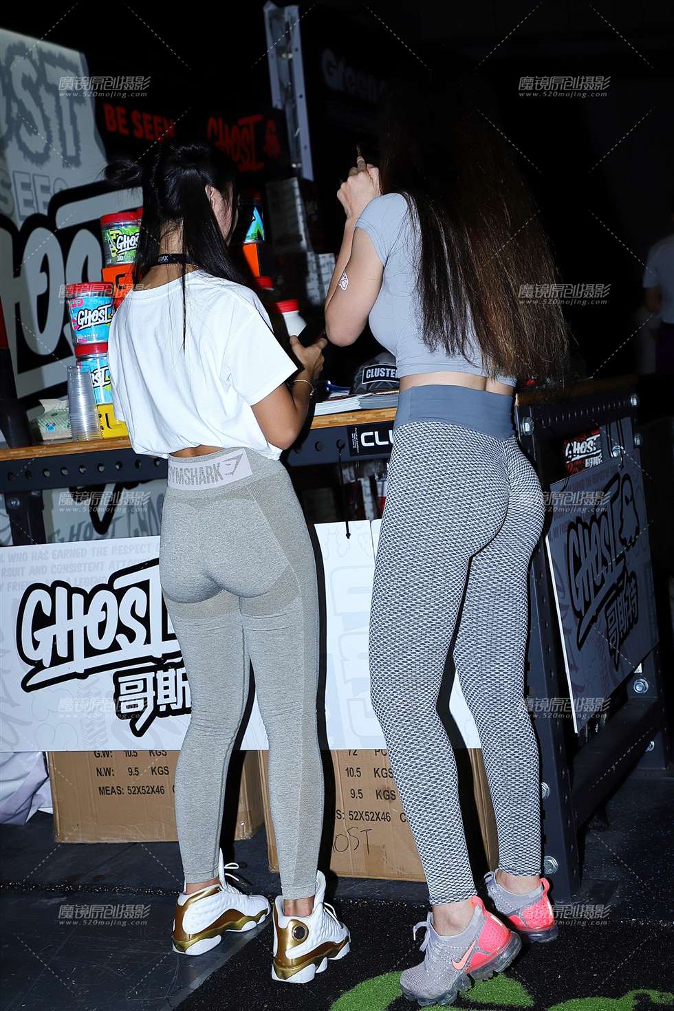图片[2]-一对运动饮品展示女孩-街拍流行馆