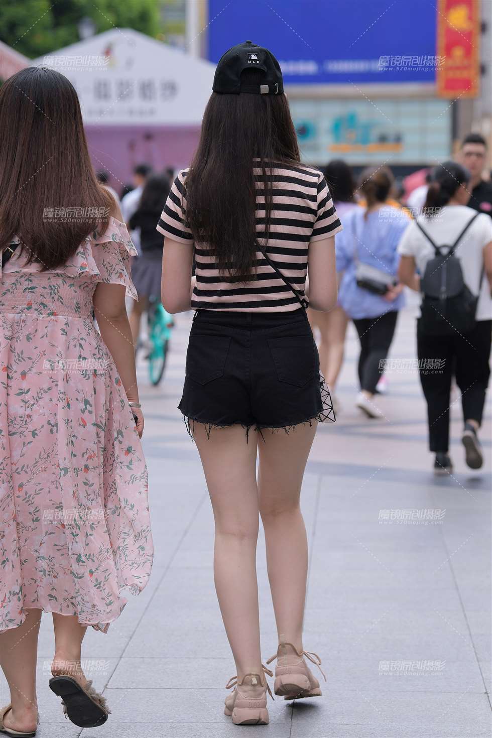 图片[3]-黑色热裤小月牙美眉-街拍流行馆