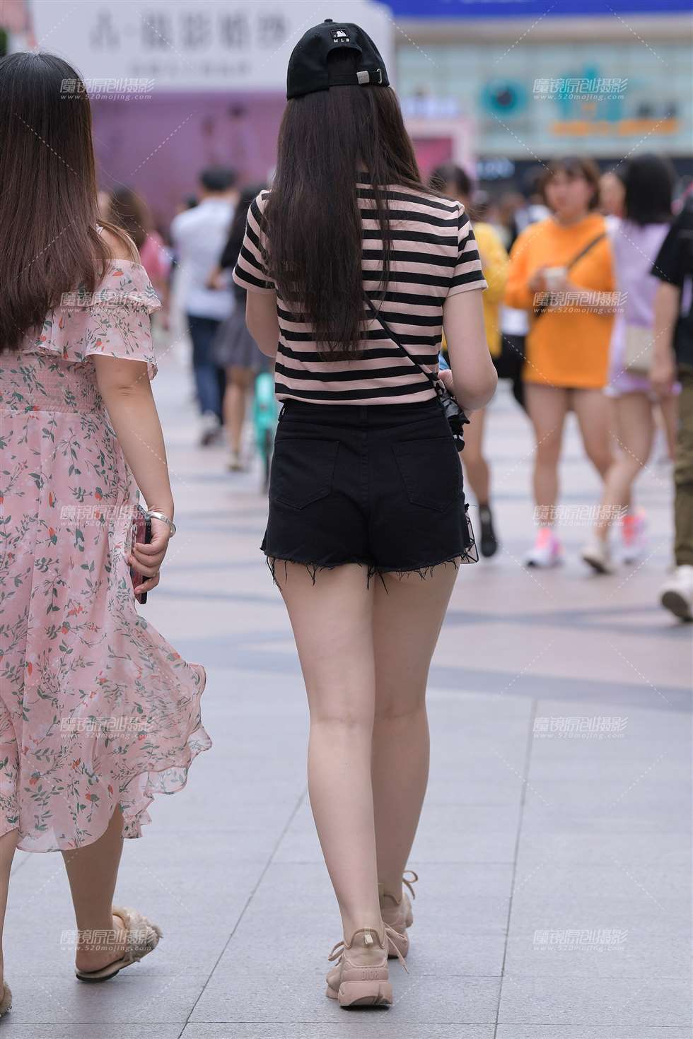图片[5]-黑色热裤小月牙美眉-街拍流行馆