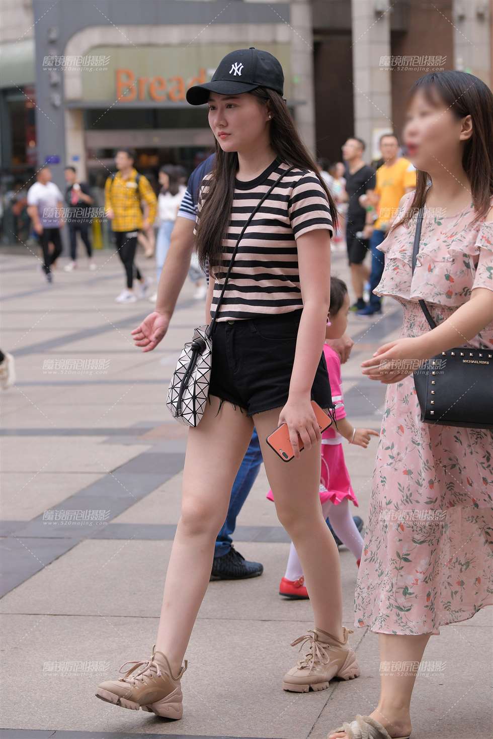 图片[1]-黑色热裤小月牙美眉-街拍流行馆