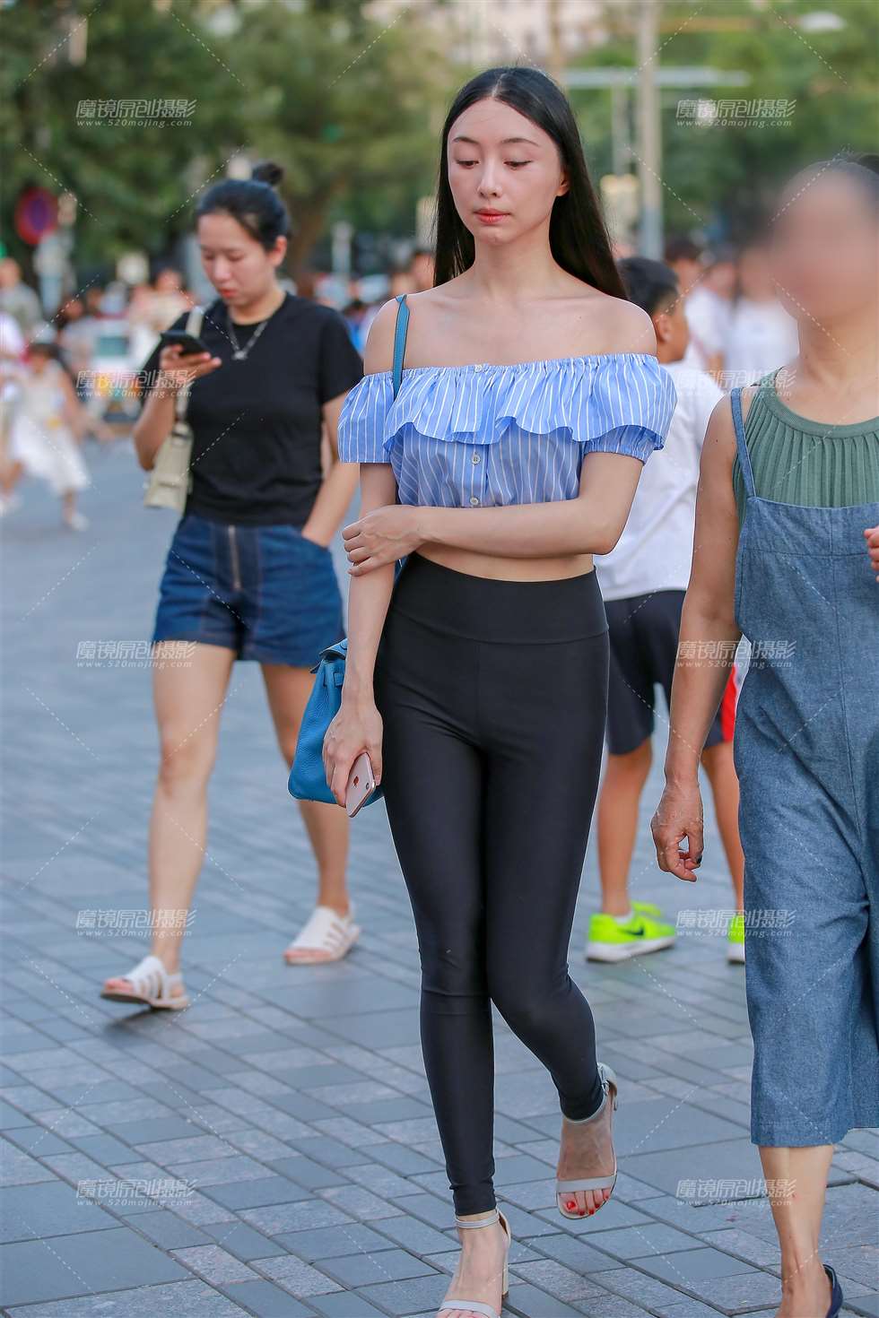 图片[3]-黑色紧身裤小妹-街拍流行馆