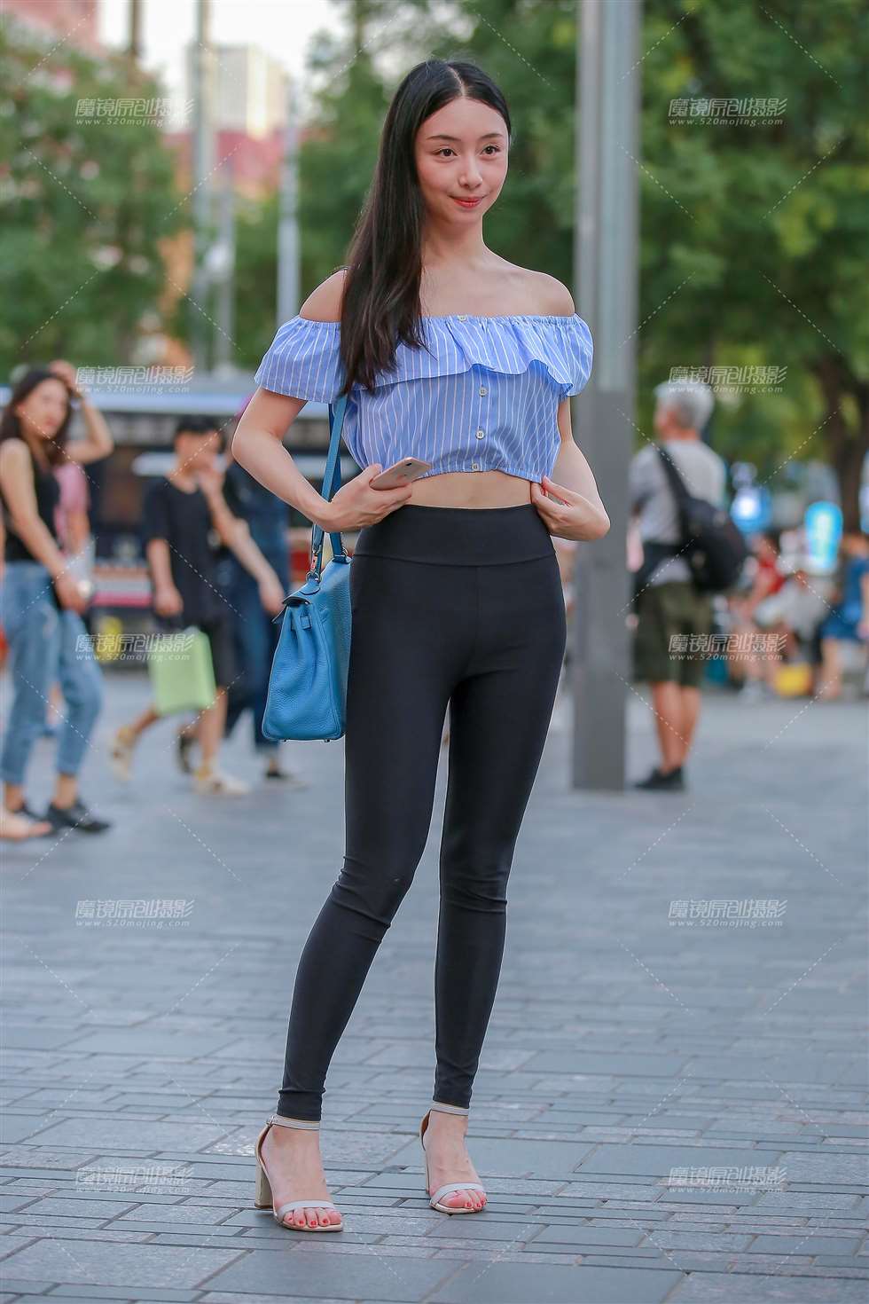 图片[1]-黑色紧身裤小妹-街拍流行馆