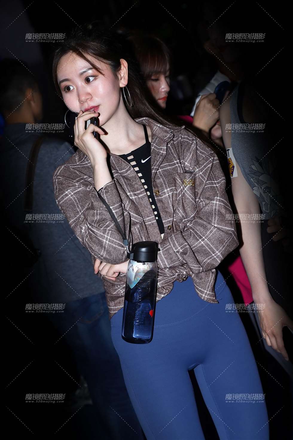 图片[1]-褐色格子衬衫蓝色紧身运动裤-街拍流行馆