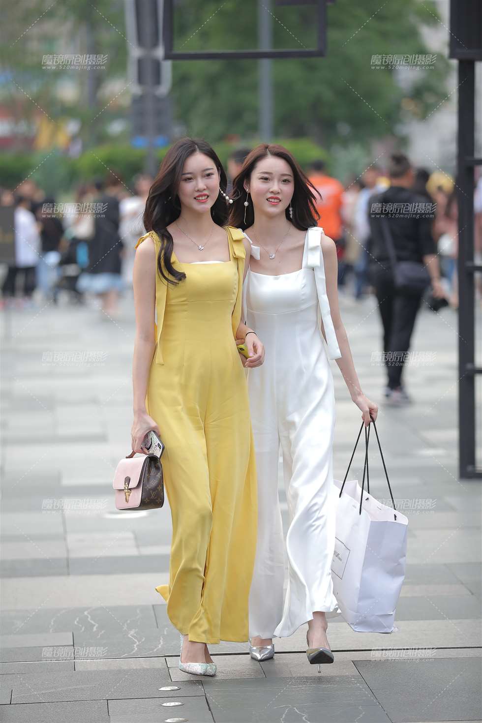 图片[3]-高颜值双胞胎 街头的靓丽风景-街拍流行馆