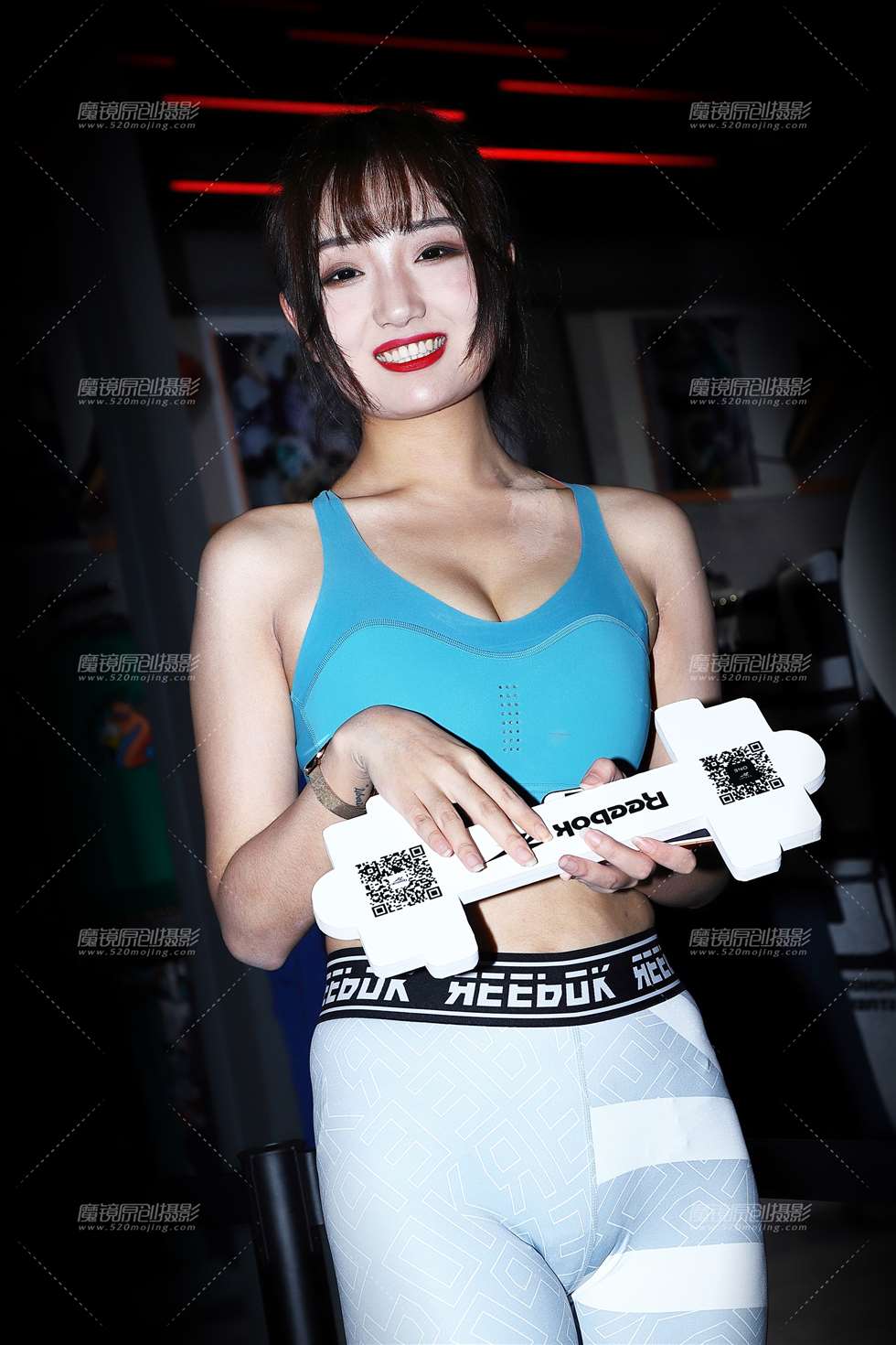 图片[1]-一组蓝色运动抹胸showgirl-街拍流行馆