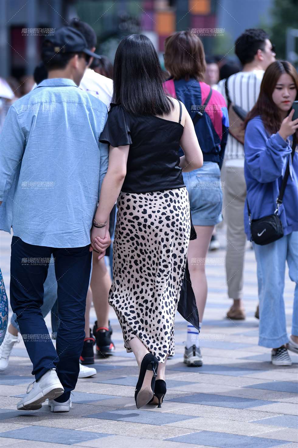 图片[1]-第1606篇性感豹纹裙迷人-街拍流行馆
