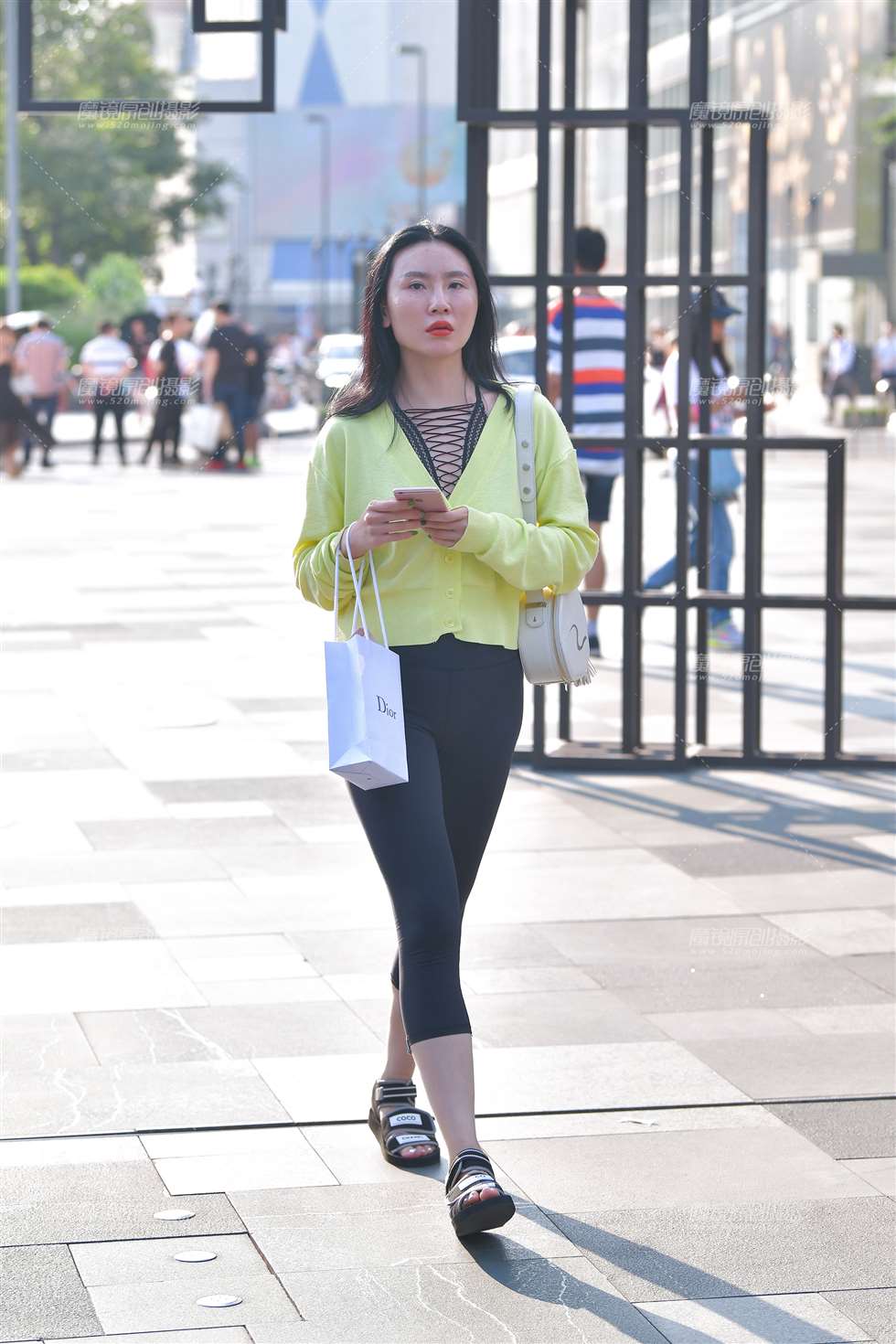 图片[3]-逆光下的黑色瑜伽裤-街拍流行馆