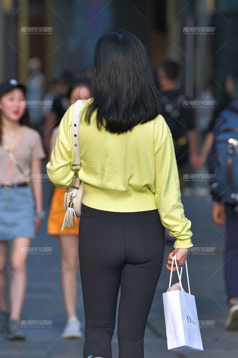 图片[2]-逆光下的黑色瑜伽裤-街拍流行馆
