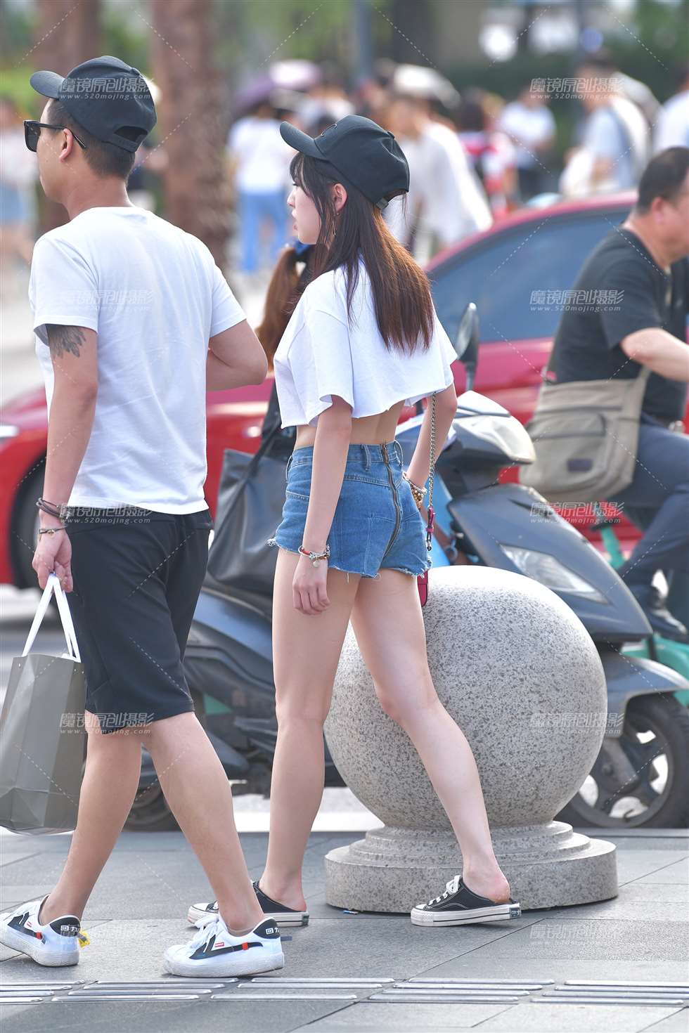 图片[2]-性感的拉链热裤美眉-街拍流行馆
