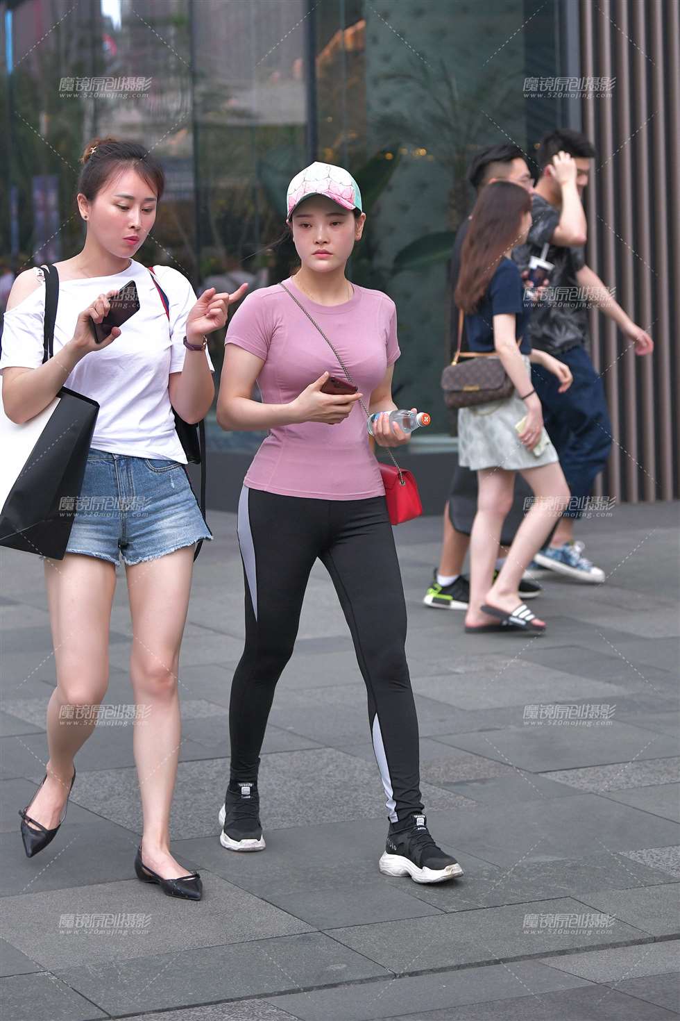 图片[1]-上下都这么紧身~-街拍流行馆
