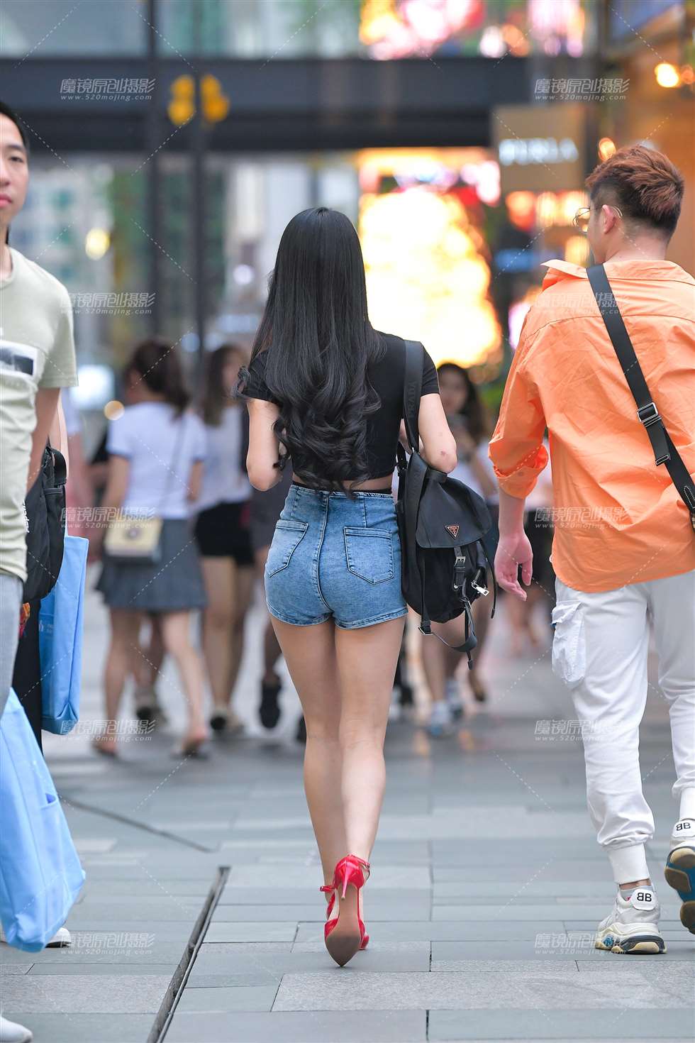 图片[2]-翘臀热裤高跟美女-街拍流行馆