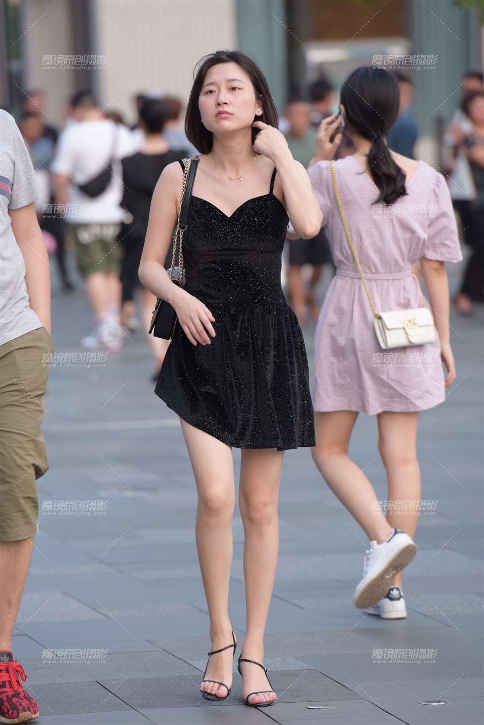 图片[1]-高跟小黑裙-街拍流行馆