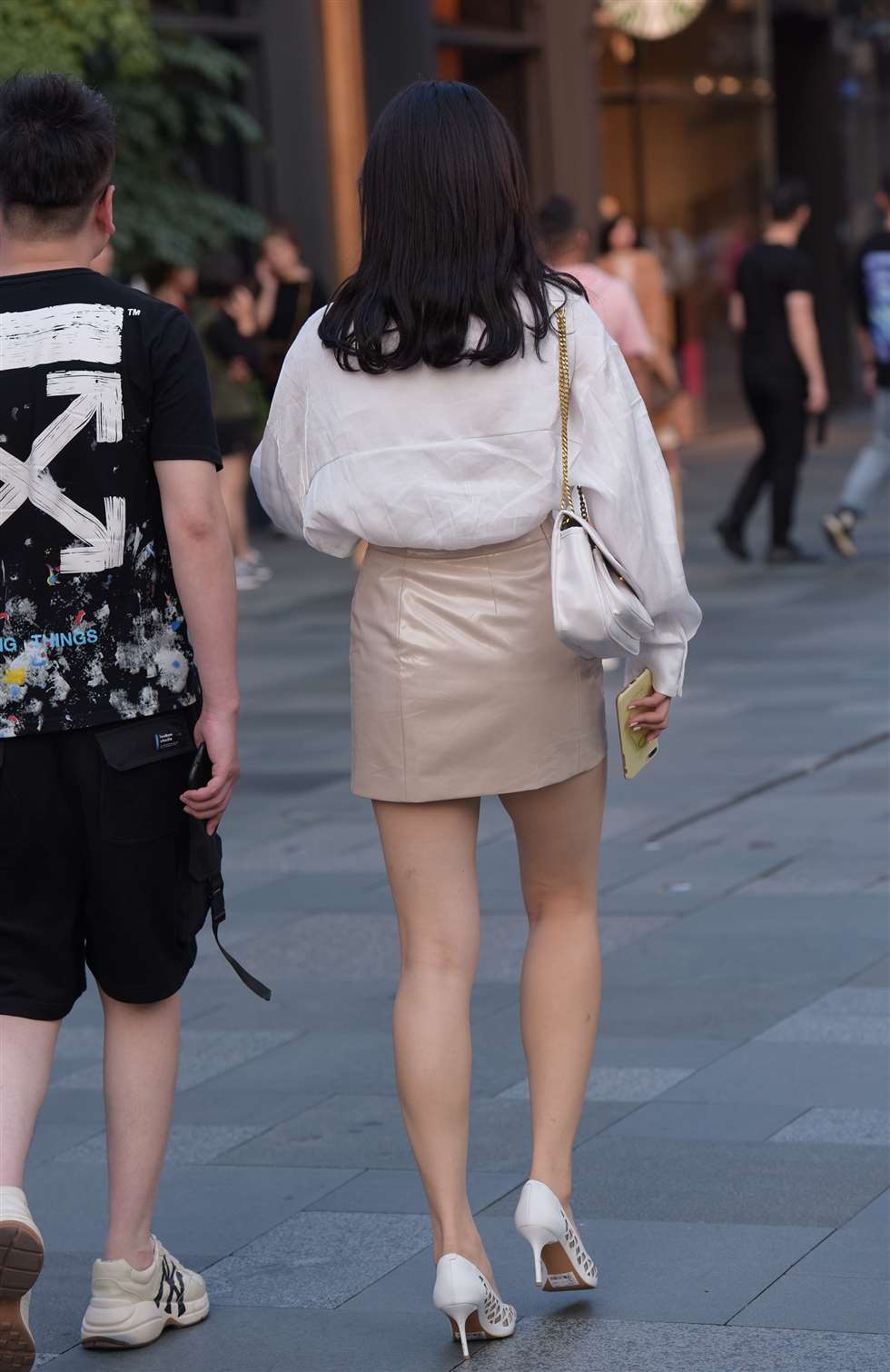 图片[2]-裸色小皮裙-街拍流行馆