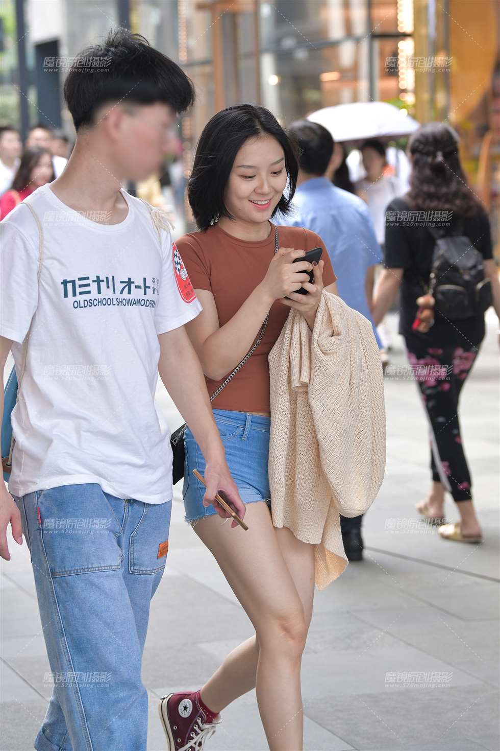 图片[2]-惊人de热裤女孩-街拍流行馆
