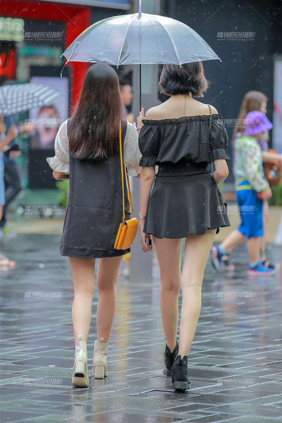 图片[3]-两位长腿小姐姐-街拍流行馆