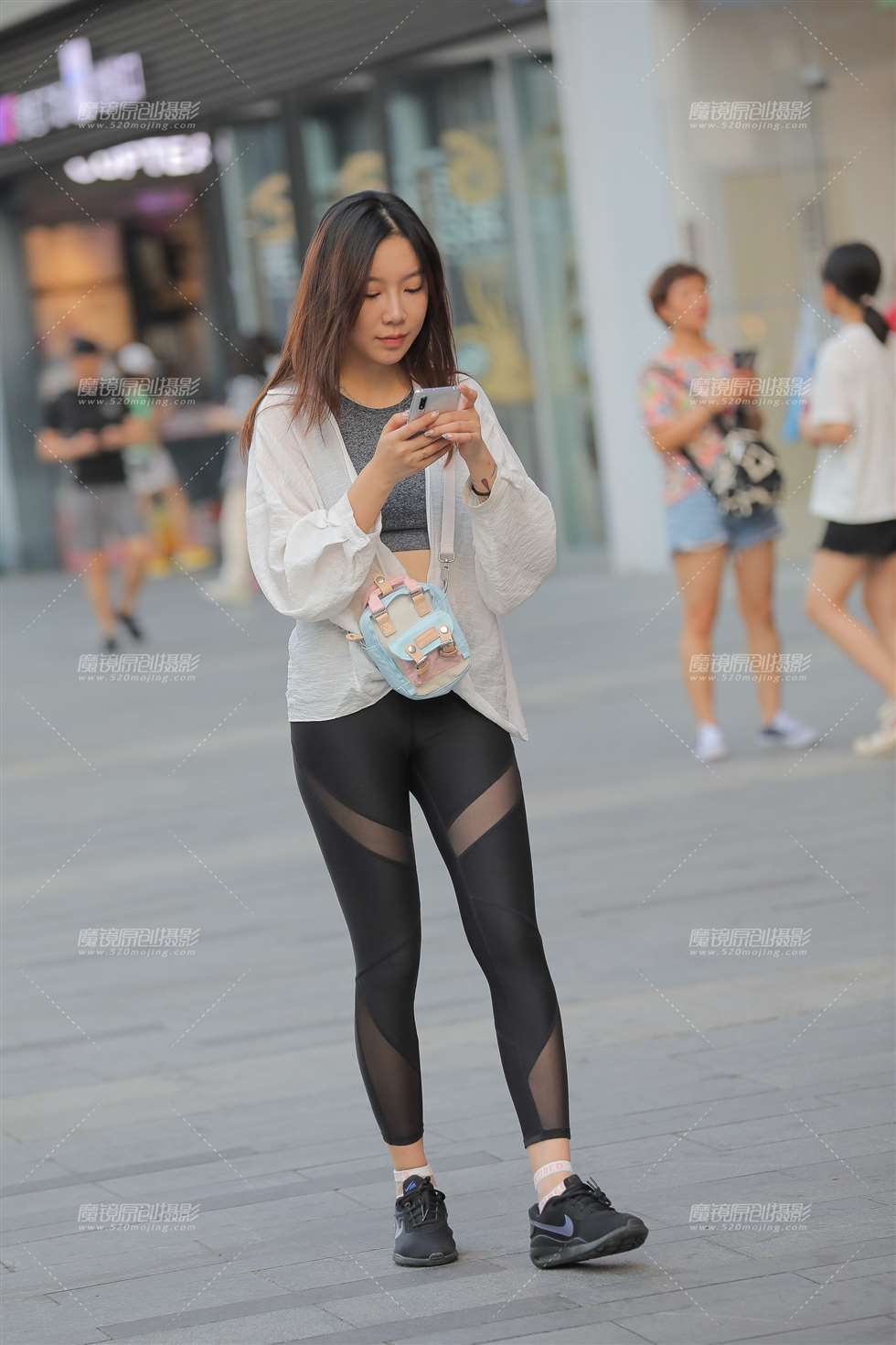 图片[1]-黑色紧身裤-街拍流行馆