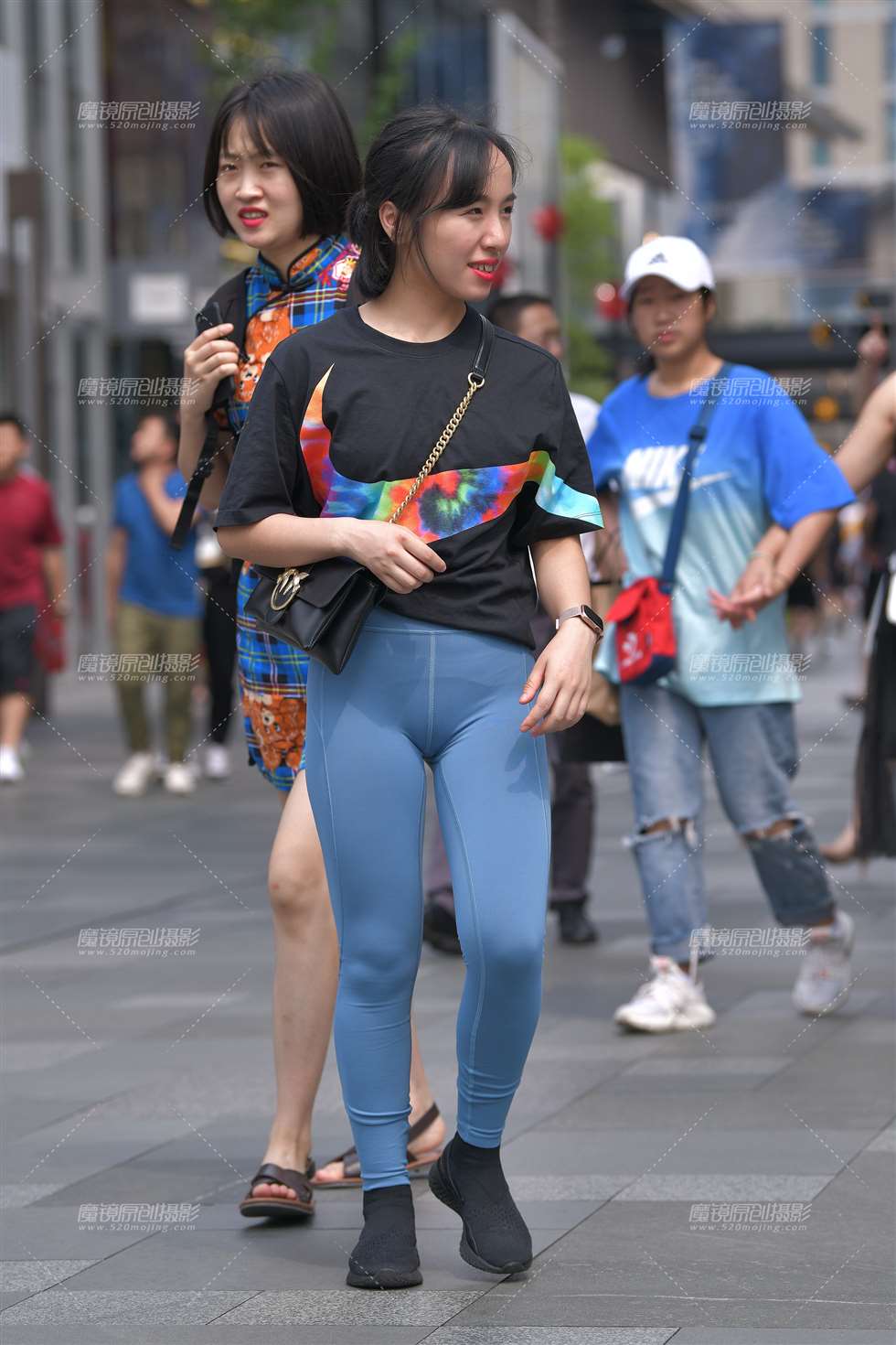 图片[1]-太阳有点刺眼~-街拍流行馆
