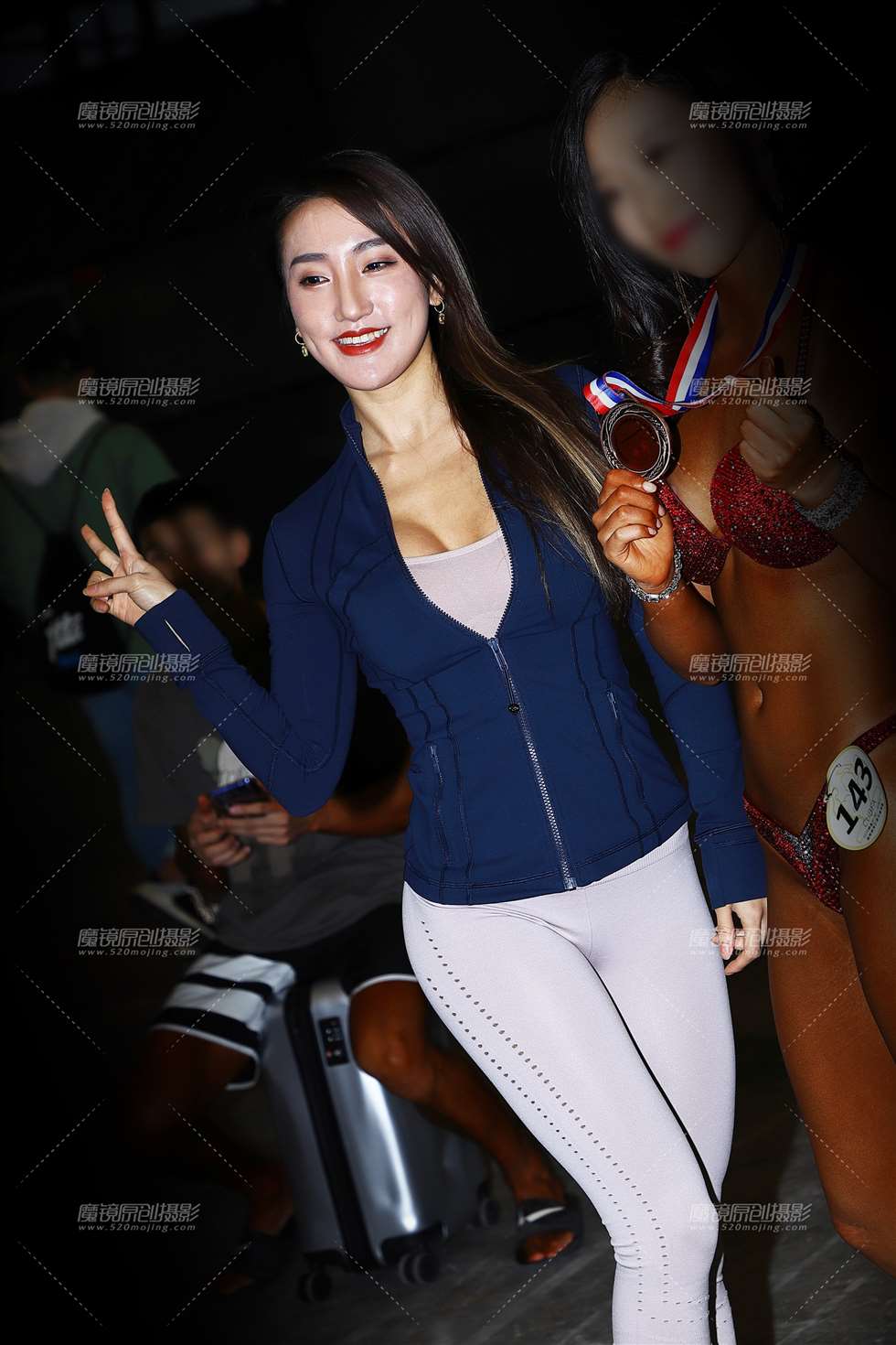 图片[1]-蓝衣浅色紧身运动裤美女-街拍流行馆