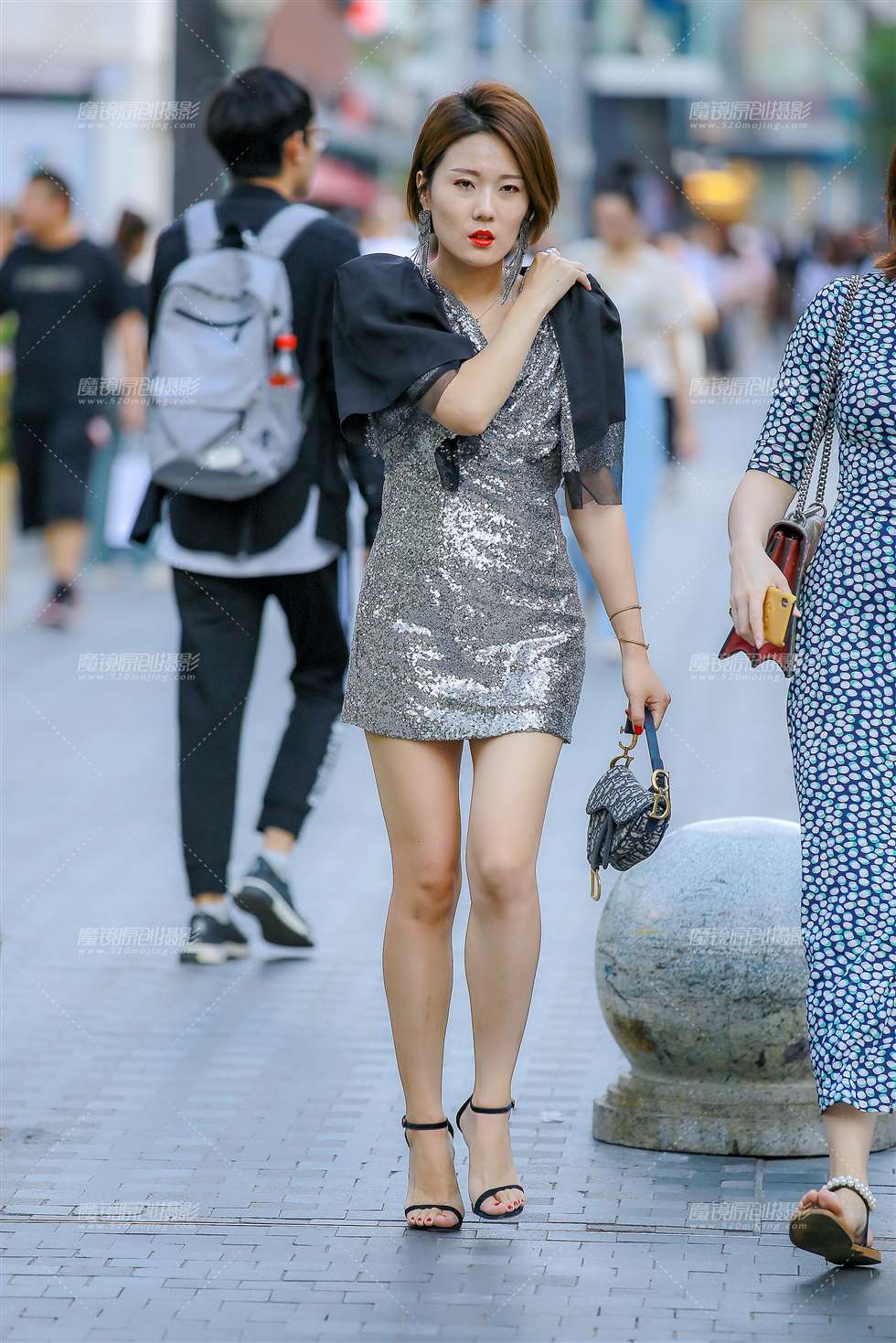 图片[3]-银色短裙白领-街拍流行馆