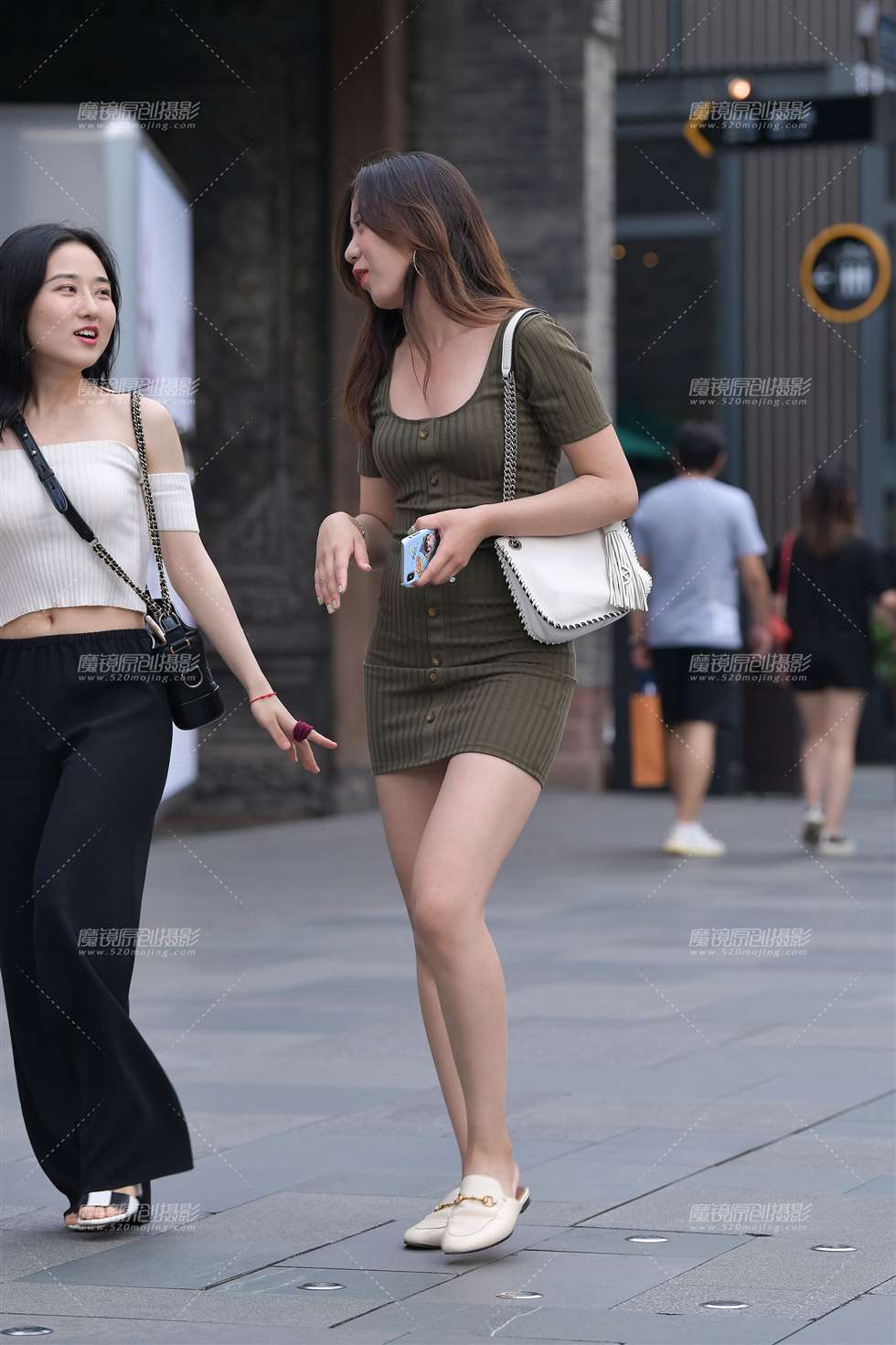 图片[1]-墨绿色包臀裙-街拍流行馆