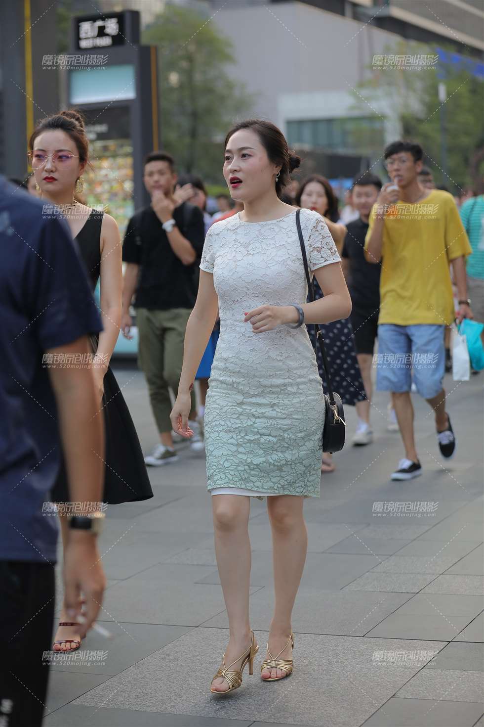 图片[1]-花网裙-街拍流行馆