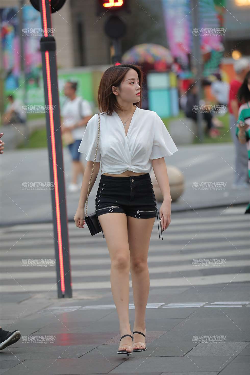 图片[1]-颜值吸金的小姐姐-街拍流行馆