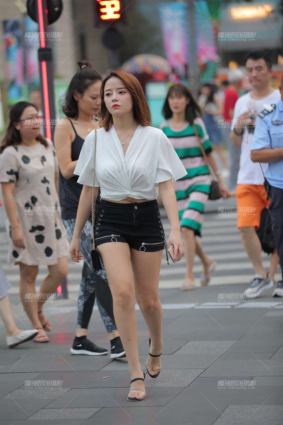 图片[5]-颜值吸金的小姐姐-街拍流行馆