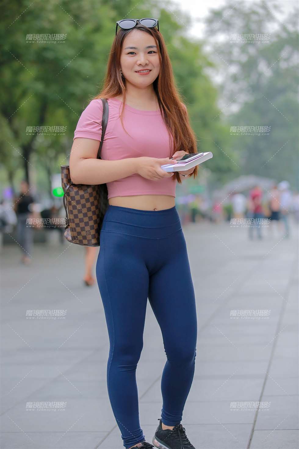 图片[1]-深蓝瑜伽裤-街拍流行馆