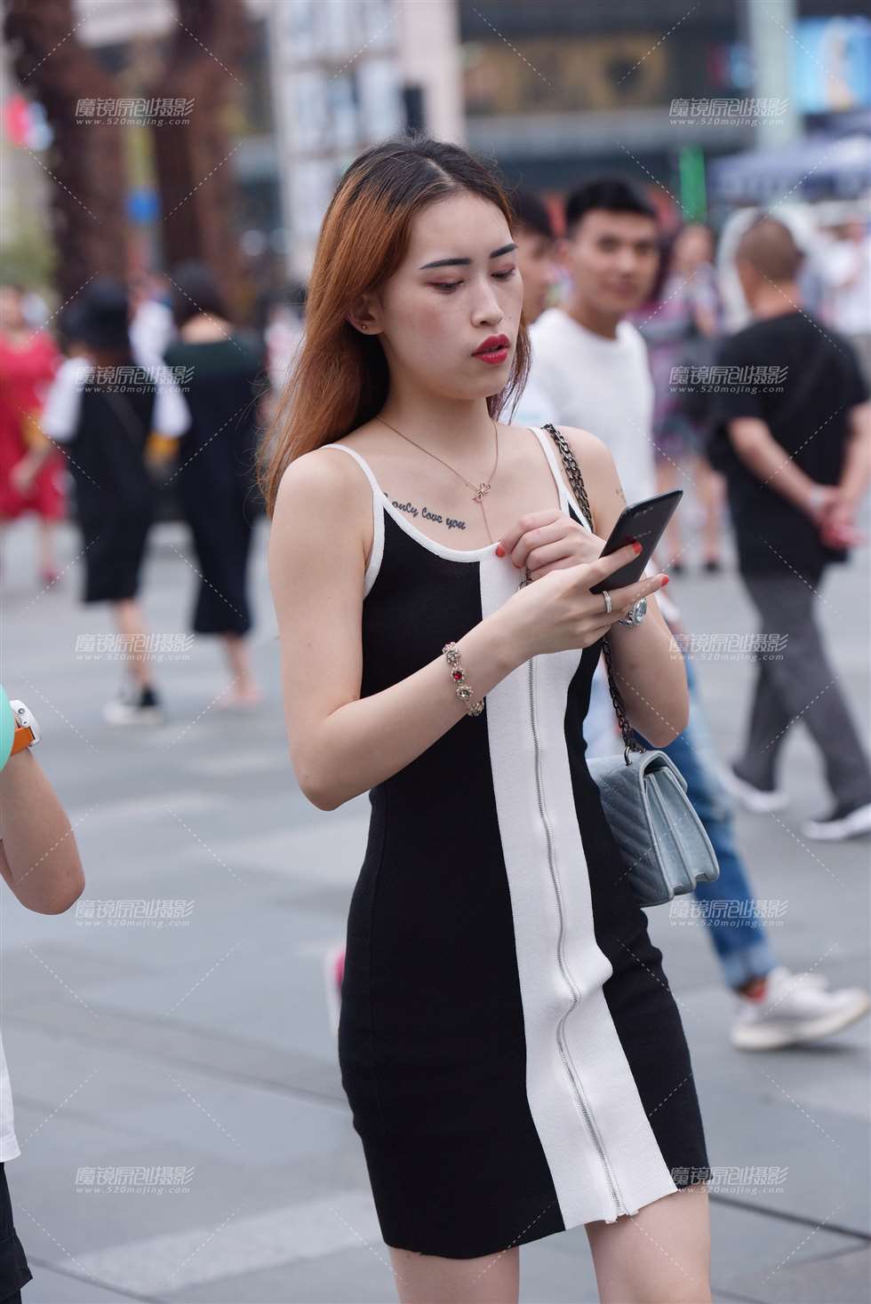 图片[3]-金发美女-街拍流行馆