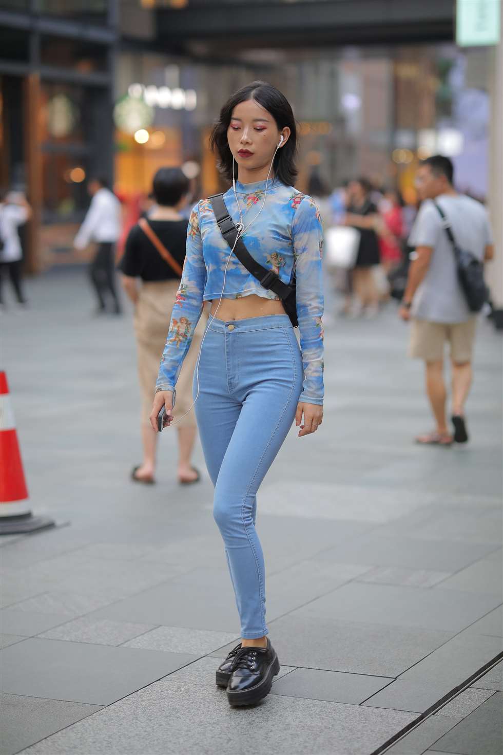 图片[1]-爱穿紧身裤的妹纸-街拍流行馆