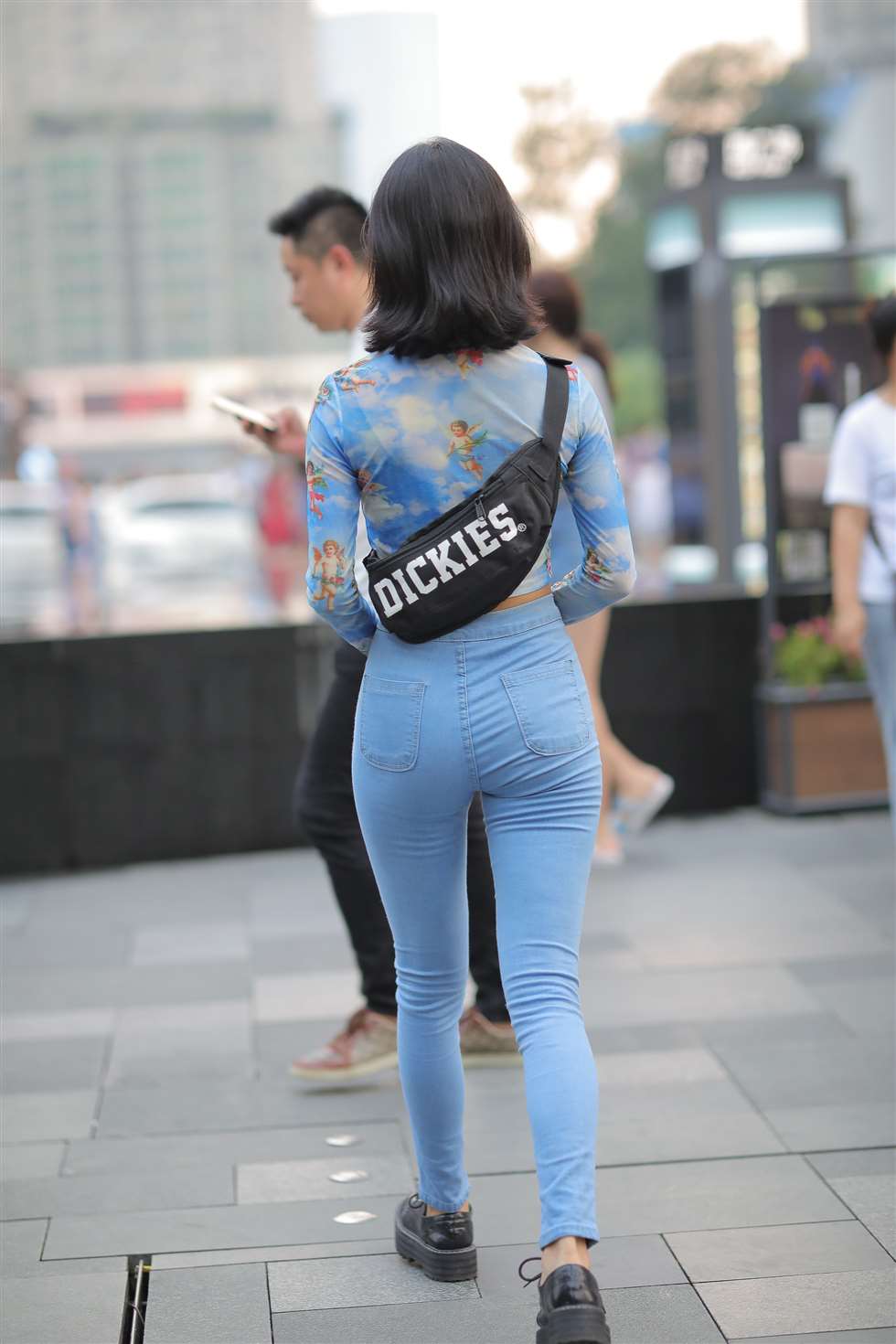 图片[2]-爱穿紧身裤的妹纸-街拍流行馆