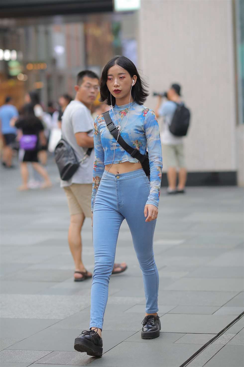 图片[3]-爱穿紧身裤的妹纸-街拍流行馆