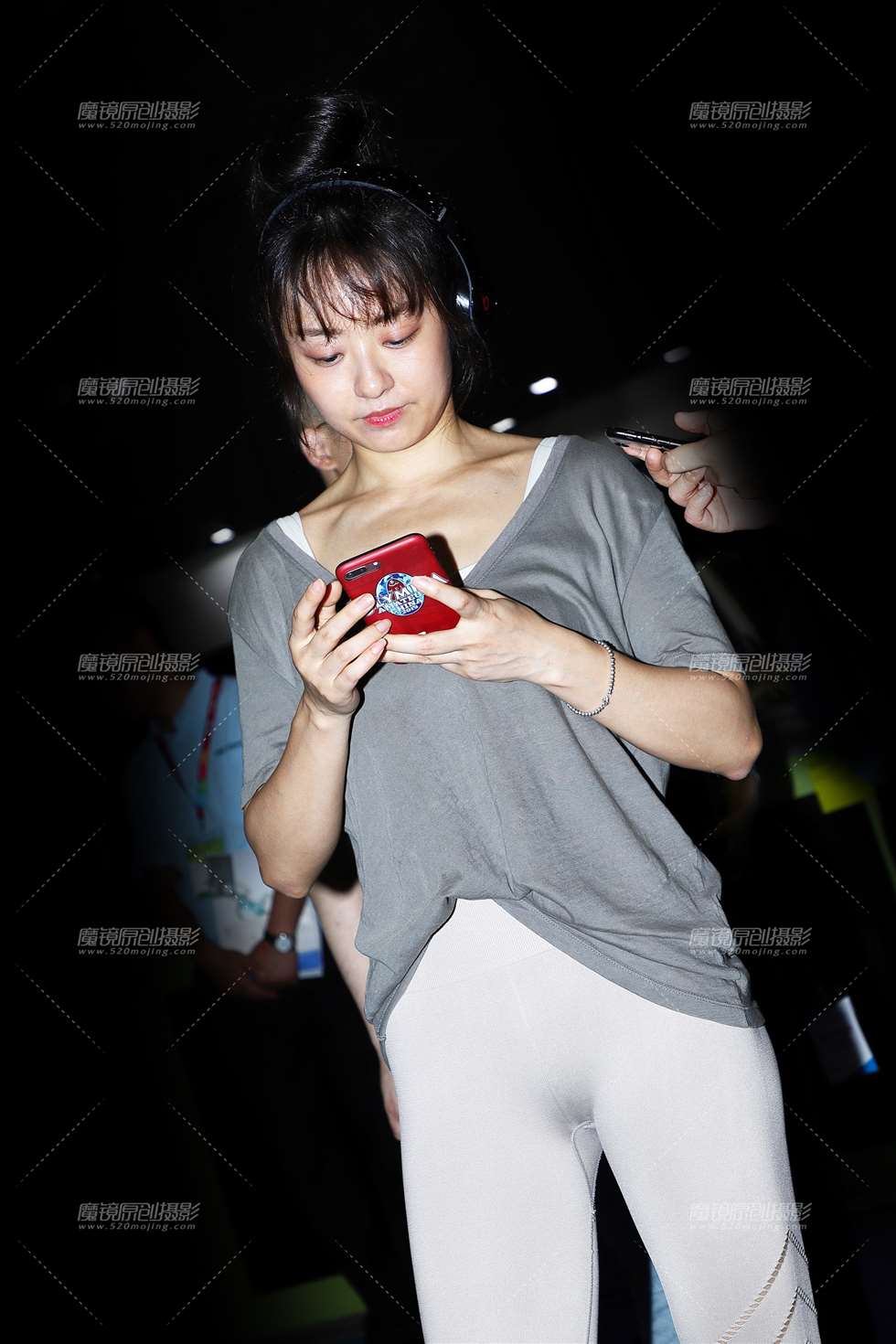 图片[1]-听音乐的灰色系运动女孩-街拍流行馆