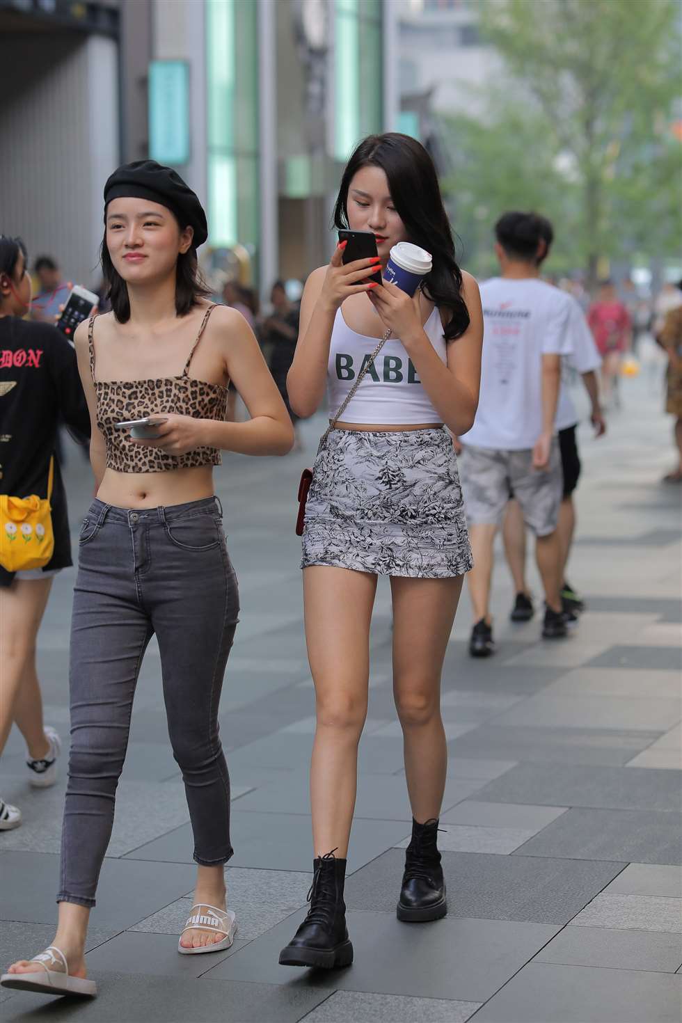 图片[4]-长腿 短裙-街拍流行馆