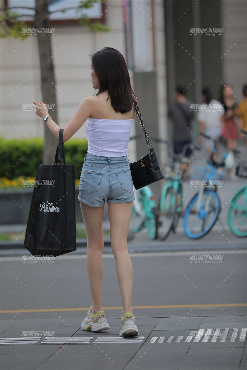 图片[2]-热裤女孩-街拍流行馆