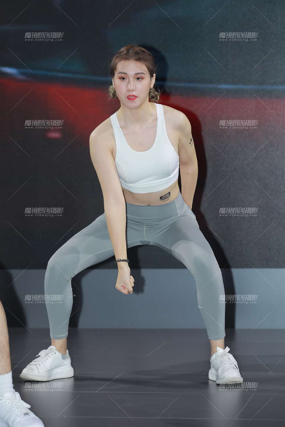 图片[4]-Jeep瑜伽裤小妹-街拍流行馆
