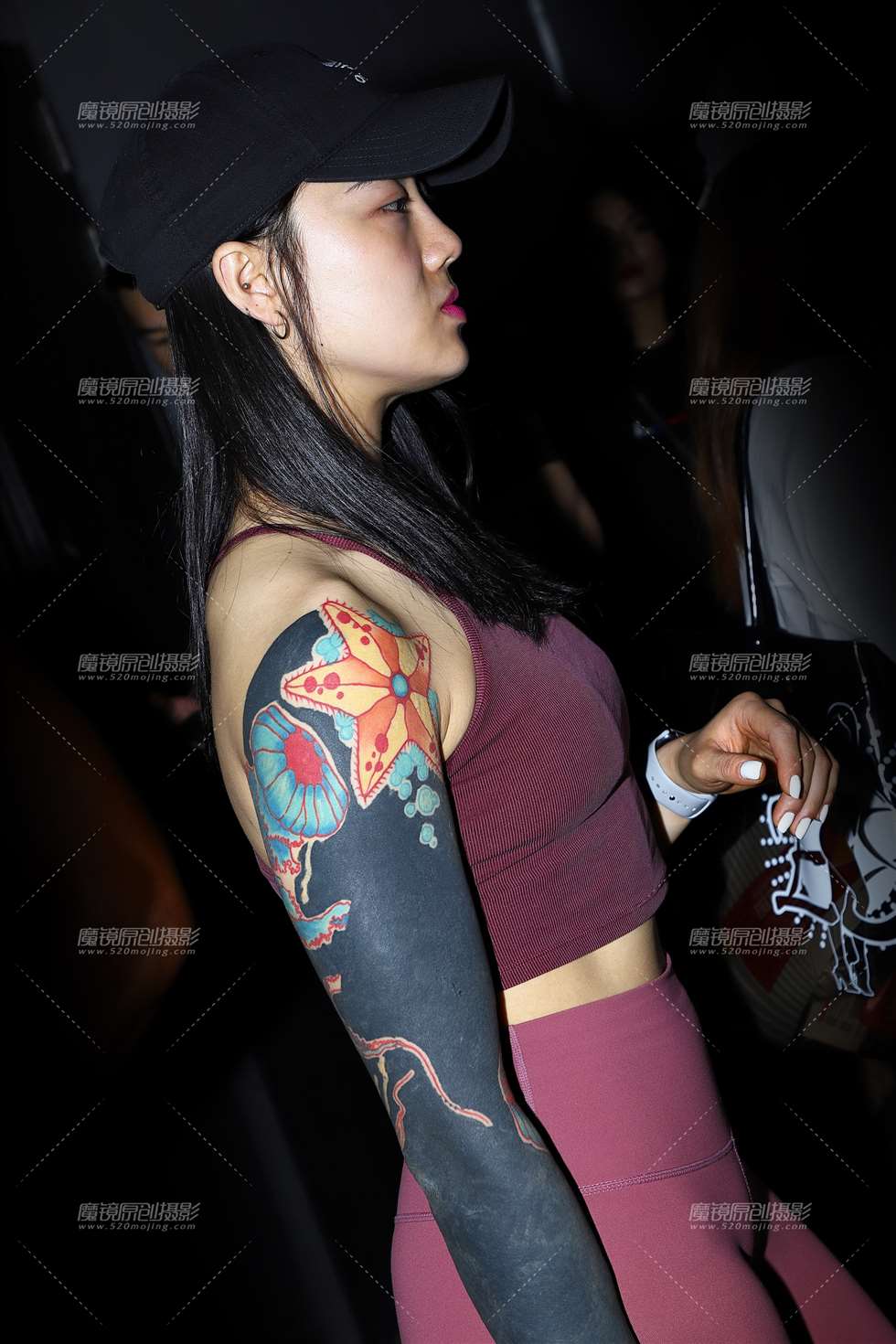 图片[1]-手臂纹身女孩-街拍流行馆