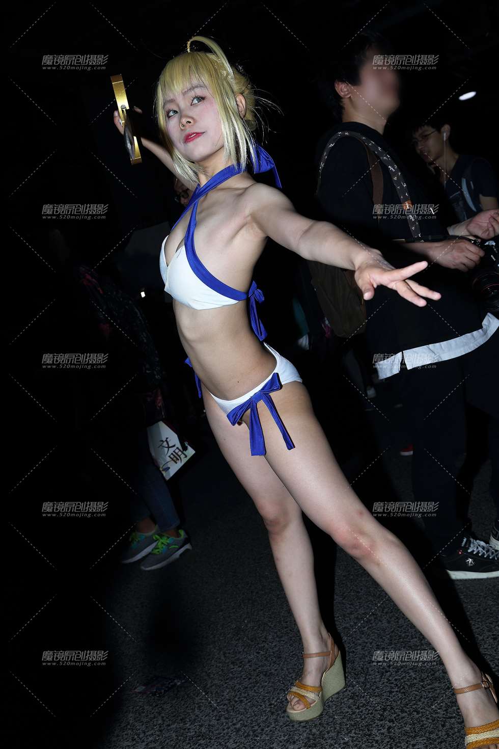 图片[3]-拿着长剑的比基尼Coser-街拍流行馆