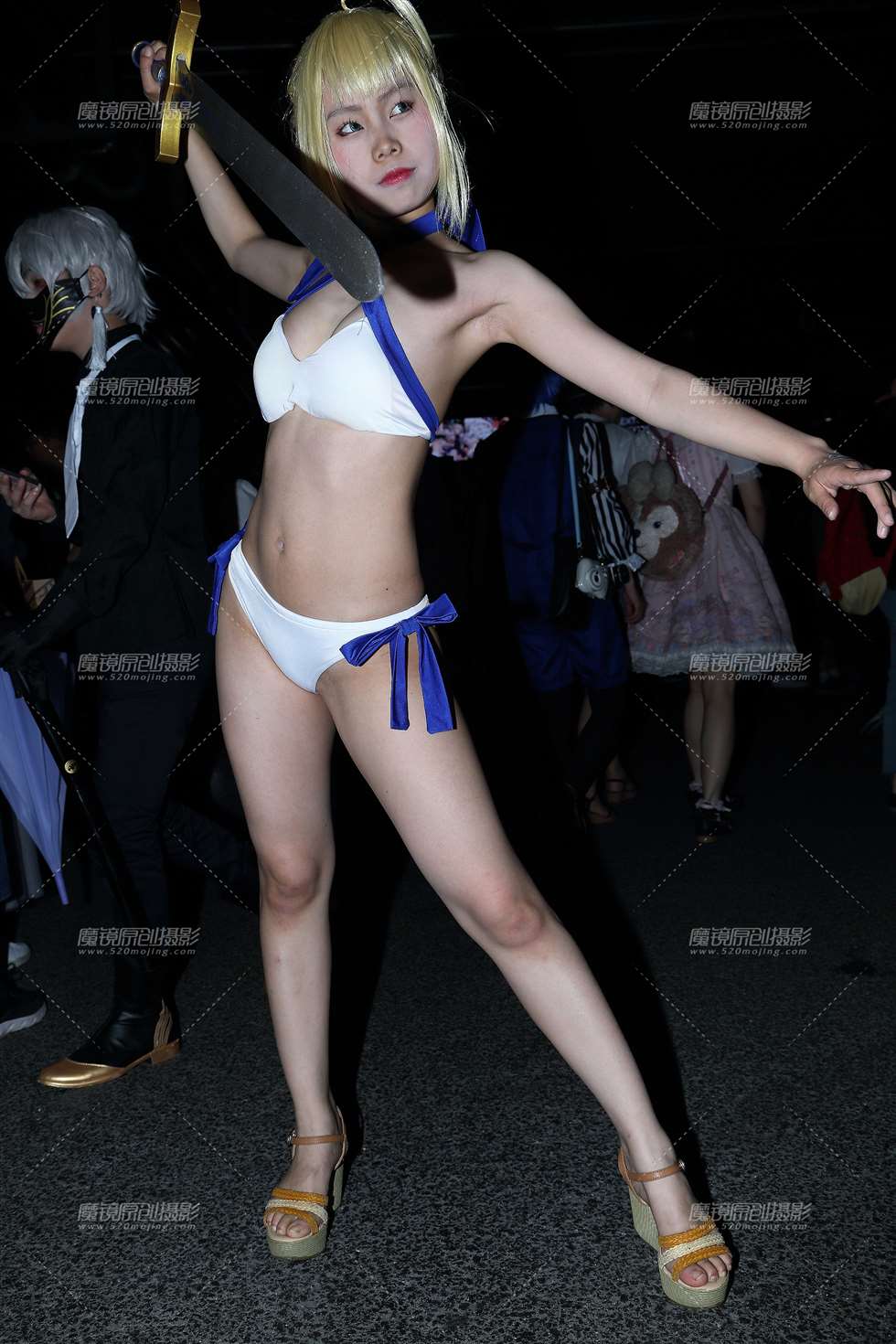 图片[1]-拿着长剑的比基尼Coser-街拍流行馆