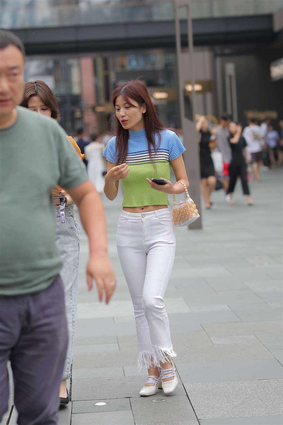 图片[3]-白裤美女-街拍流行馆