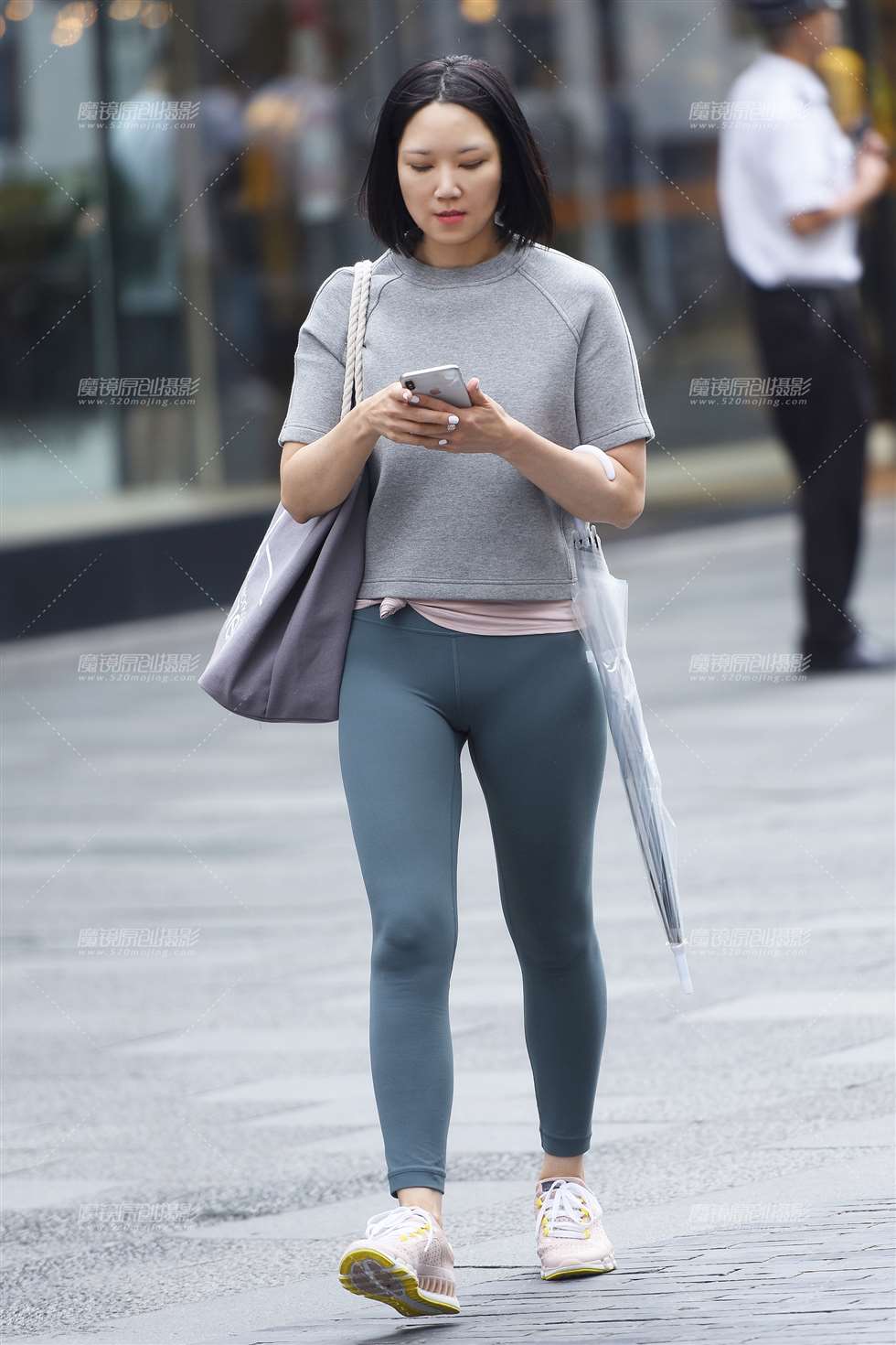 图片[5]-独自逛街的美女-街拍流行馆
