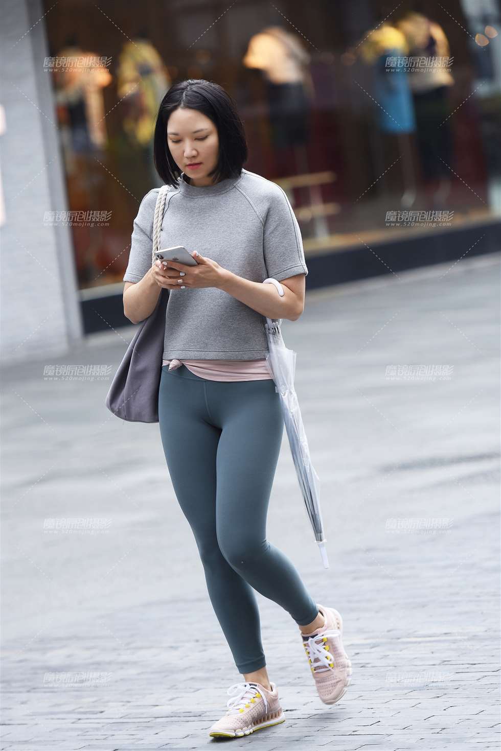 图片[1]-独自逛街的美女-街拍流行馆