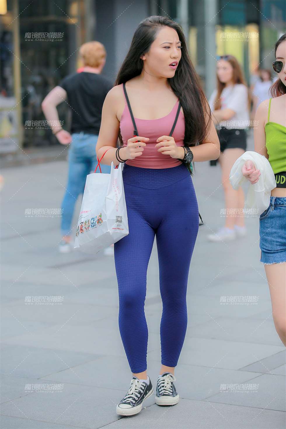 图片[1]-蓝色瑜伽裤美女-街拍流行馆
