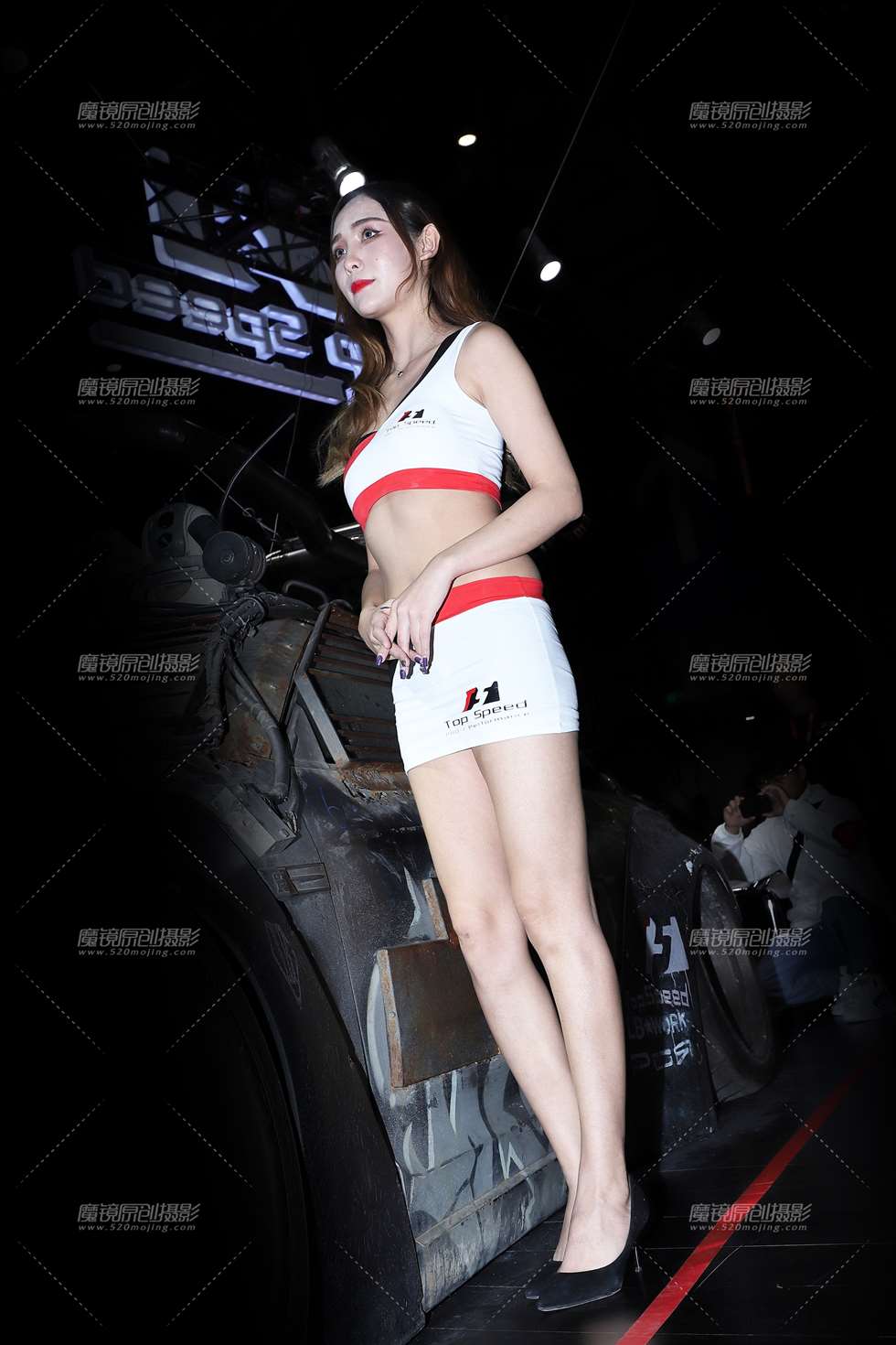 图片[2]-白色短裙车模-街拍流行馆